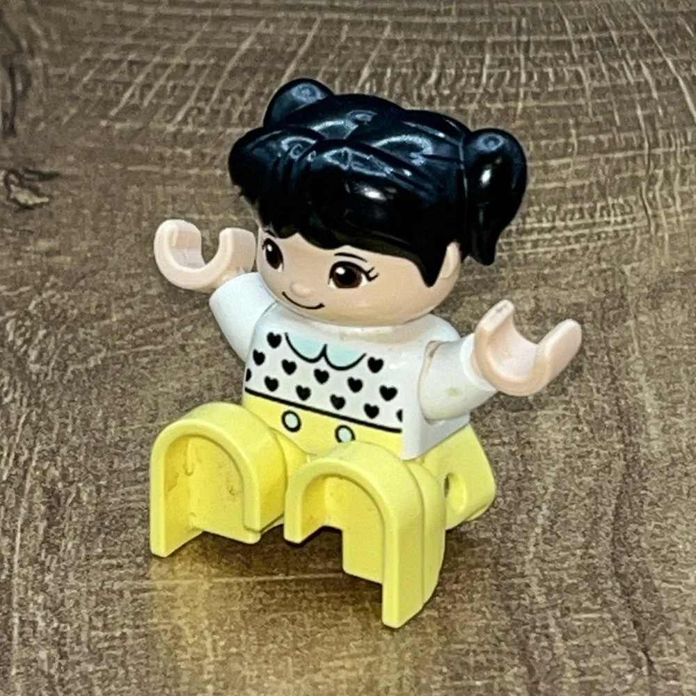 Lego Duplo‎ Figure Asian Girl Daughter Toddler White Shirt Yellow Pants Pigtails - Picture 5 of 5